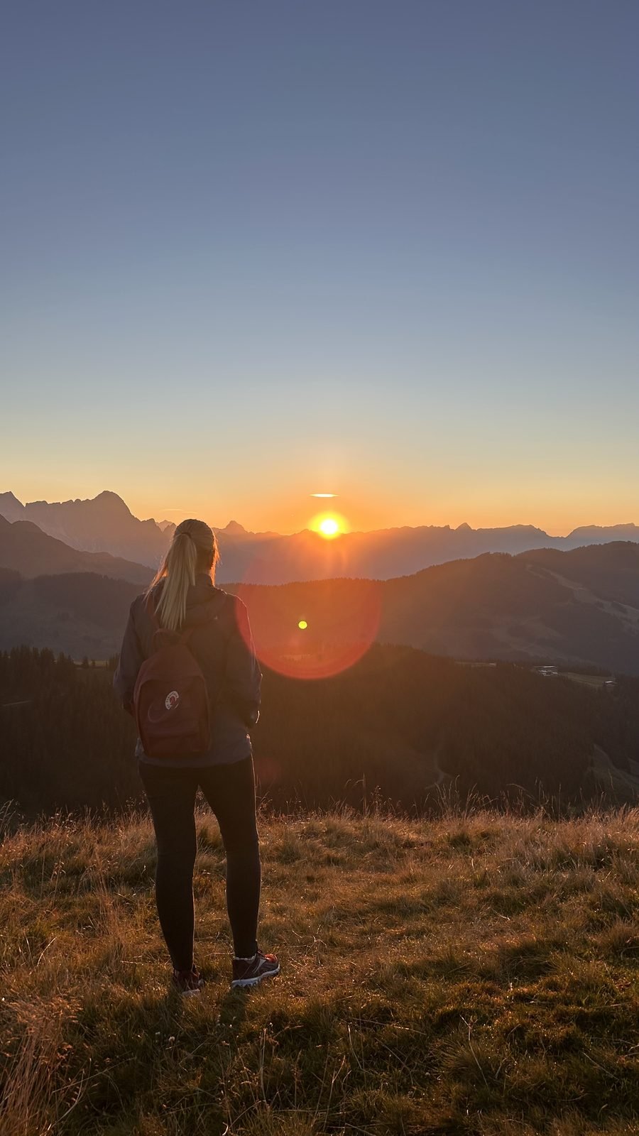 Lara beim Sonnenaufgang in den Bergen