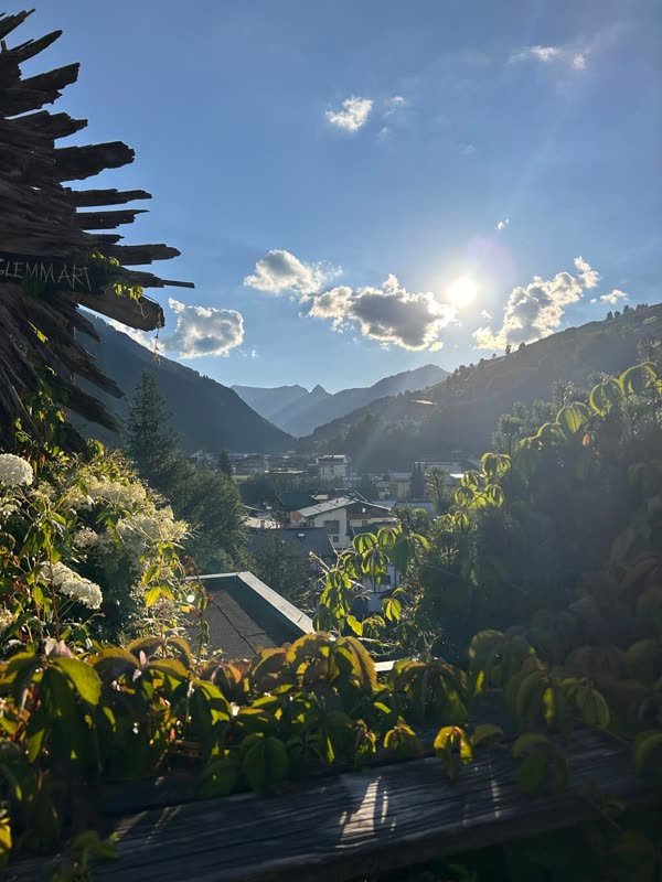 Abendsonne über dem Glemmtal von der Hotelterrasse aus