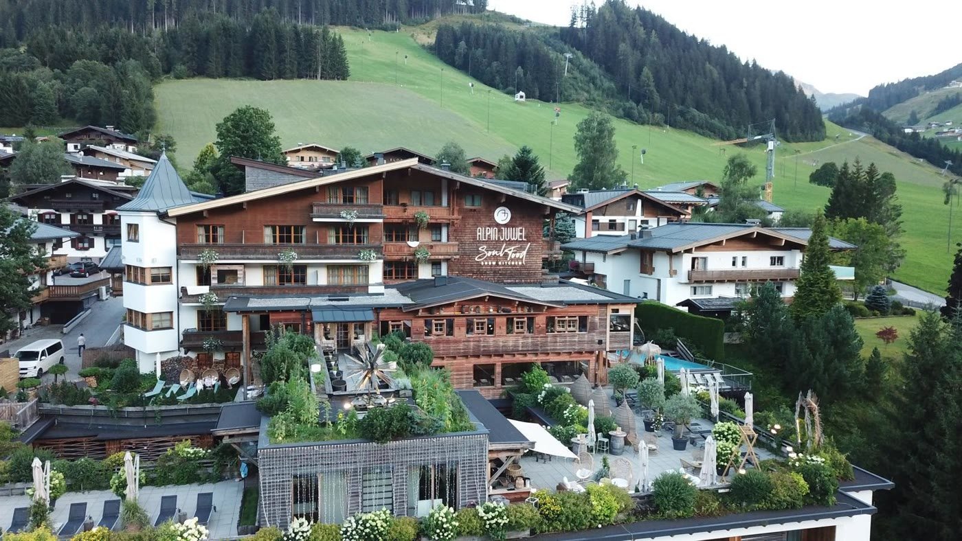 Das Alpin Juwel mit Dachterrasse vor den Bergen von Saalbach-Hinterglemm