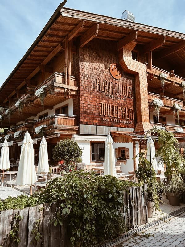 Eingang zum Hotel Alpin Juwel mit Bar und Restaurant Juwel Alm