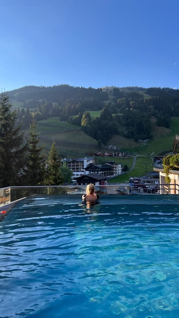 Rooftop-Pool mit Blick über das Tal und die Bergbahnen