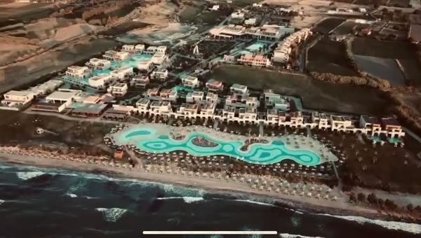 Luftaufnahme der Anlage mit dem Lagunenpool direkt am Strand