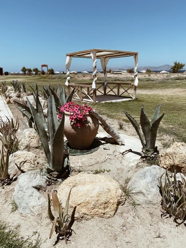 Strandpavillon im Garten mit Blick über die Liegen aufs Meer