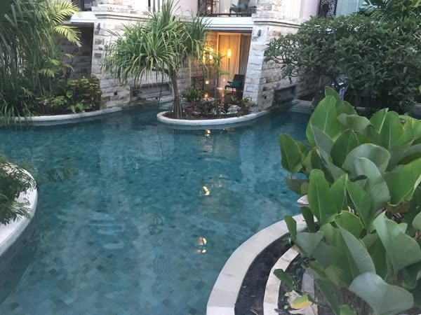 Lagunenpool mit direktem Zugang von den Zimmern