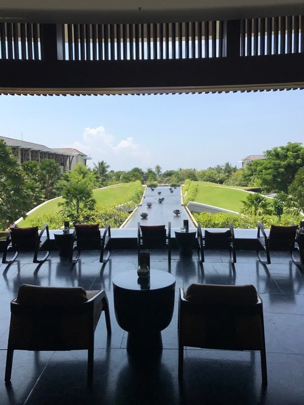 Offene Lobby-Lounge mit Blick über die Wasserachse Richtung Meer