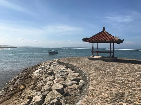 Balinesischer Pavillon auf der Mole mit Blick auf das Meer
