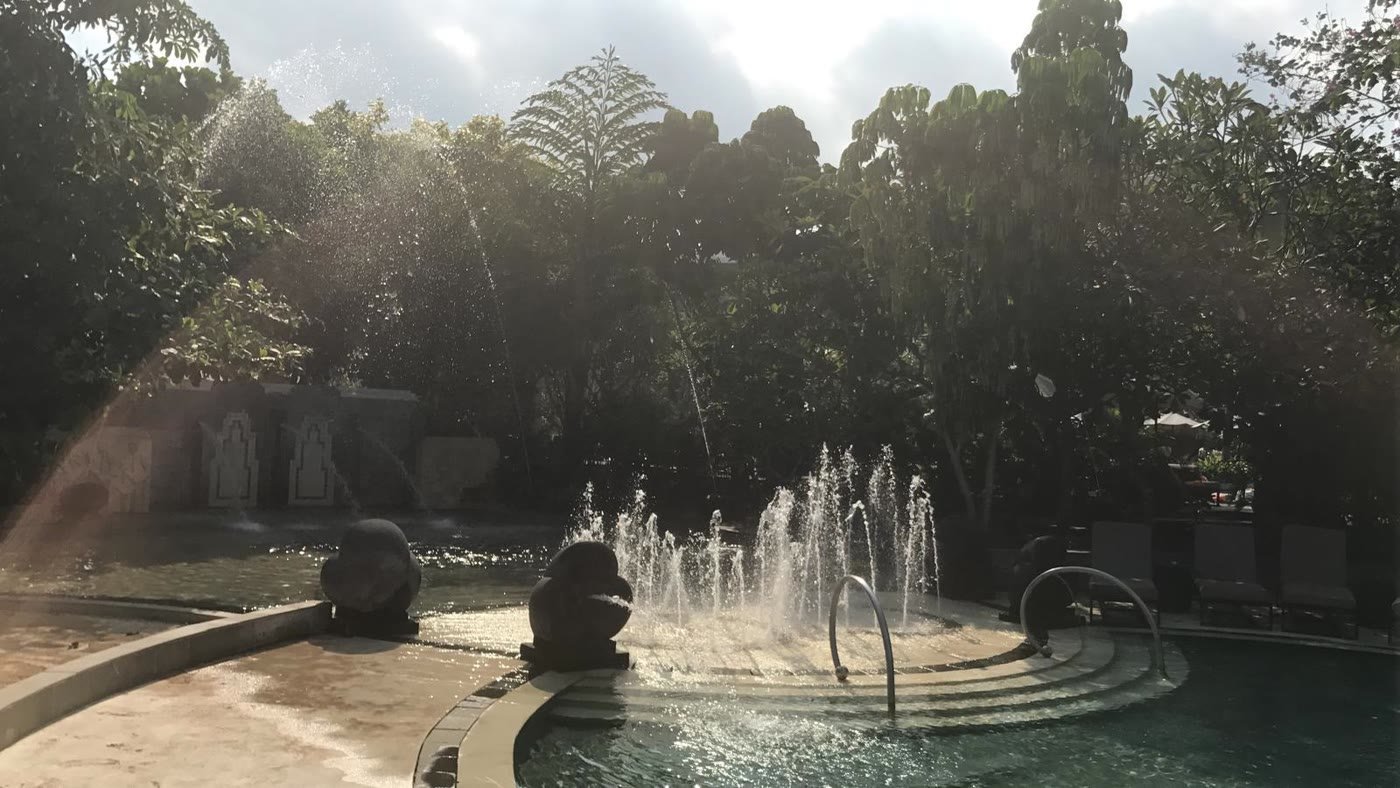 Springbrunnen im Poolbereich des Sofitel Nusa Dua im Gegenlicht