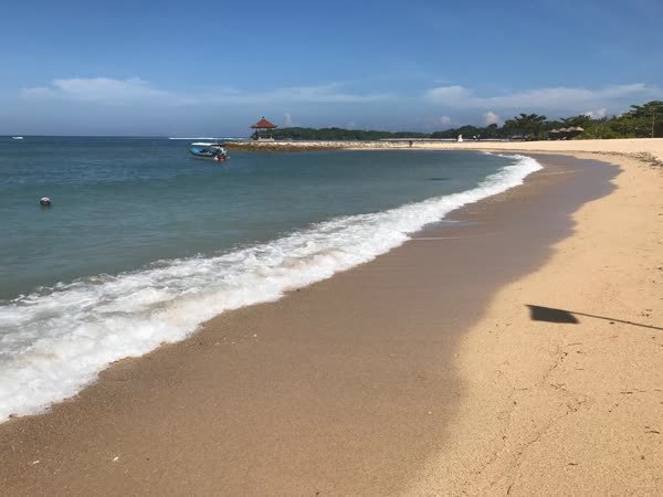 Feiner Sandstrand und ruhige Bucht von Nusa Dua