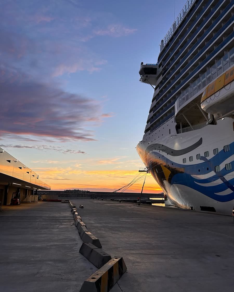 Kreuzfahrtschiff im Hafen bei Sonnenuntergang