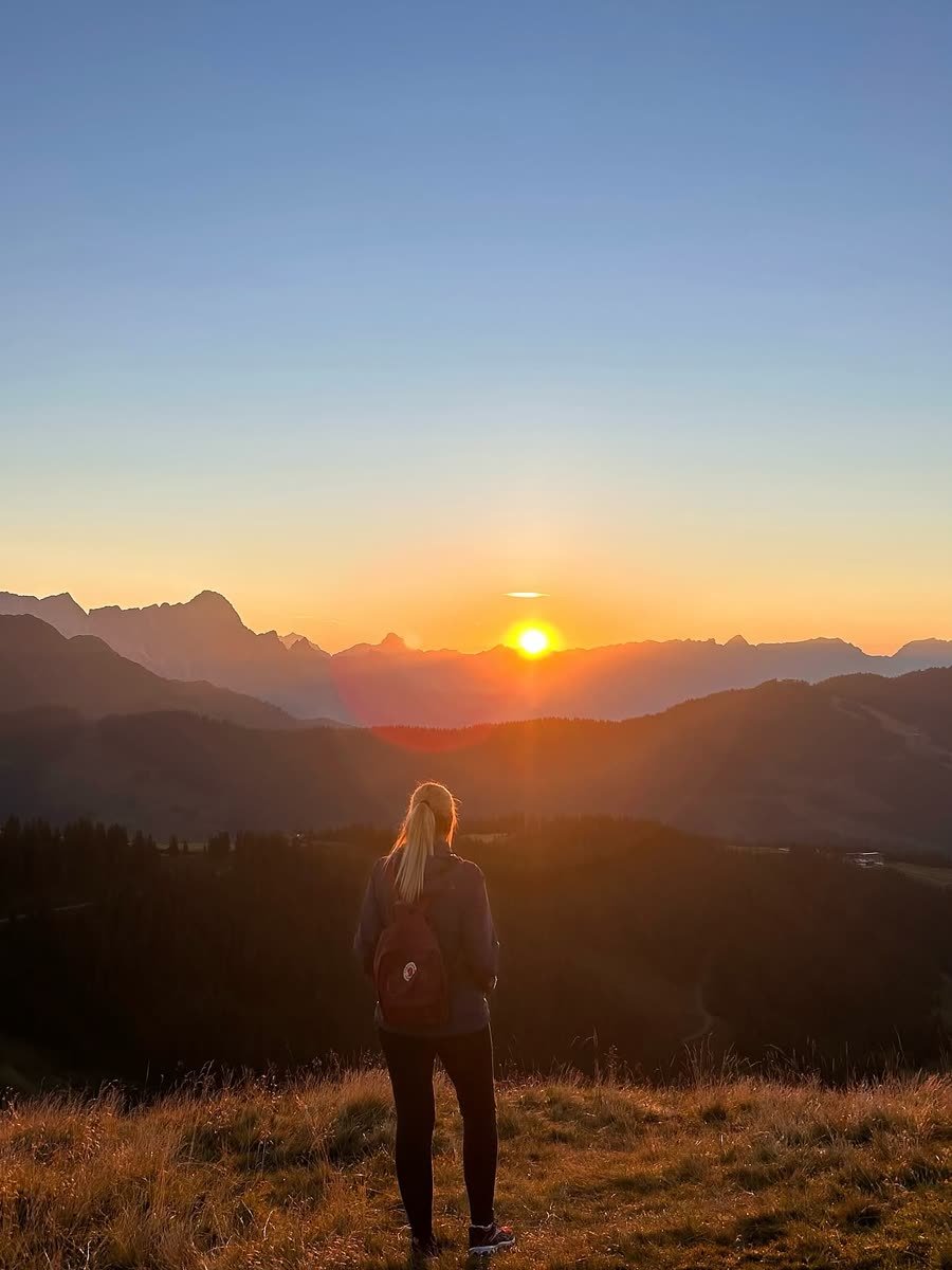 Blick auf den Sonnenaufgang über den Bergen am Reiterkogel