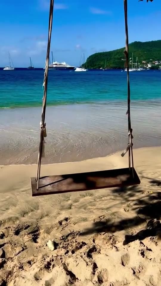 Strandschaukel am türkisfarbenen Wasser in der Karibik