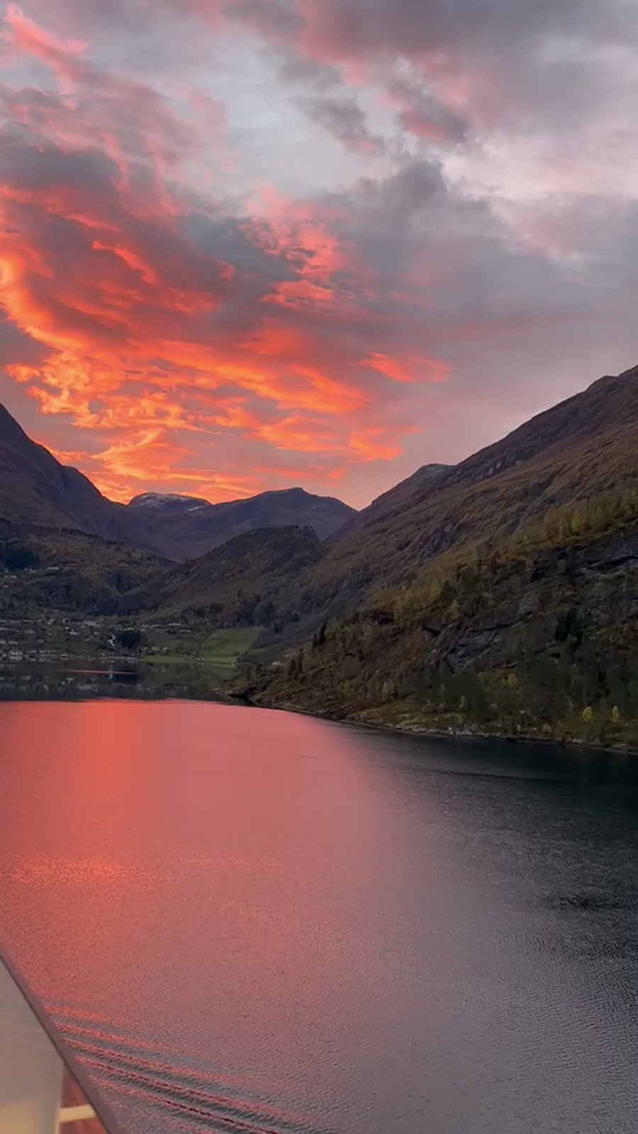 Sonnenaufgang bei der Einfahrt in den Geirangerfjord