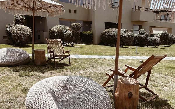 Hotelgarten mit Makramee-Schirmen, Liegestühlen und Sitzsäcken in Griechenland