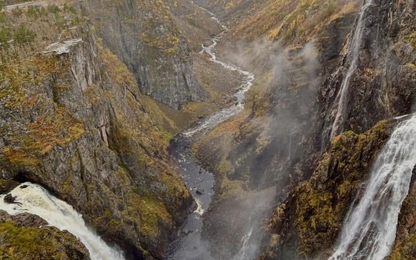 Schlucht mit Wasserfällen zwischen steilen Felswänden in Norwegen