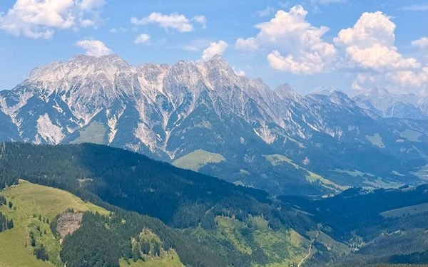 Bergpanorama mit Almwiesen in den österreichischen Alpen