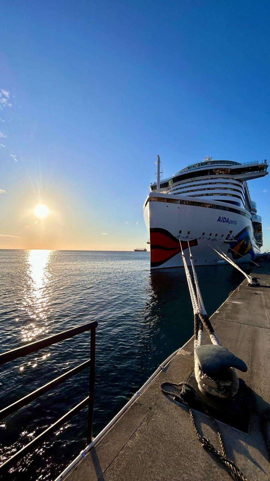 AIDAperla im Hafen bei Sonnenuntergang