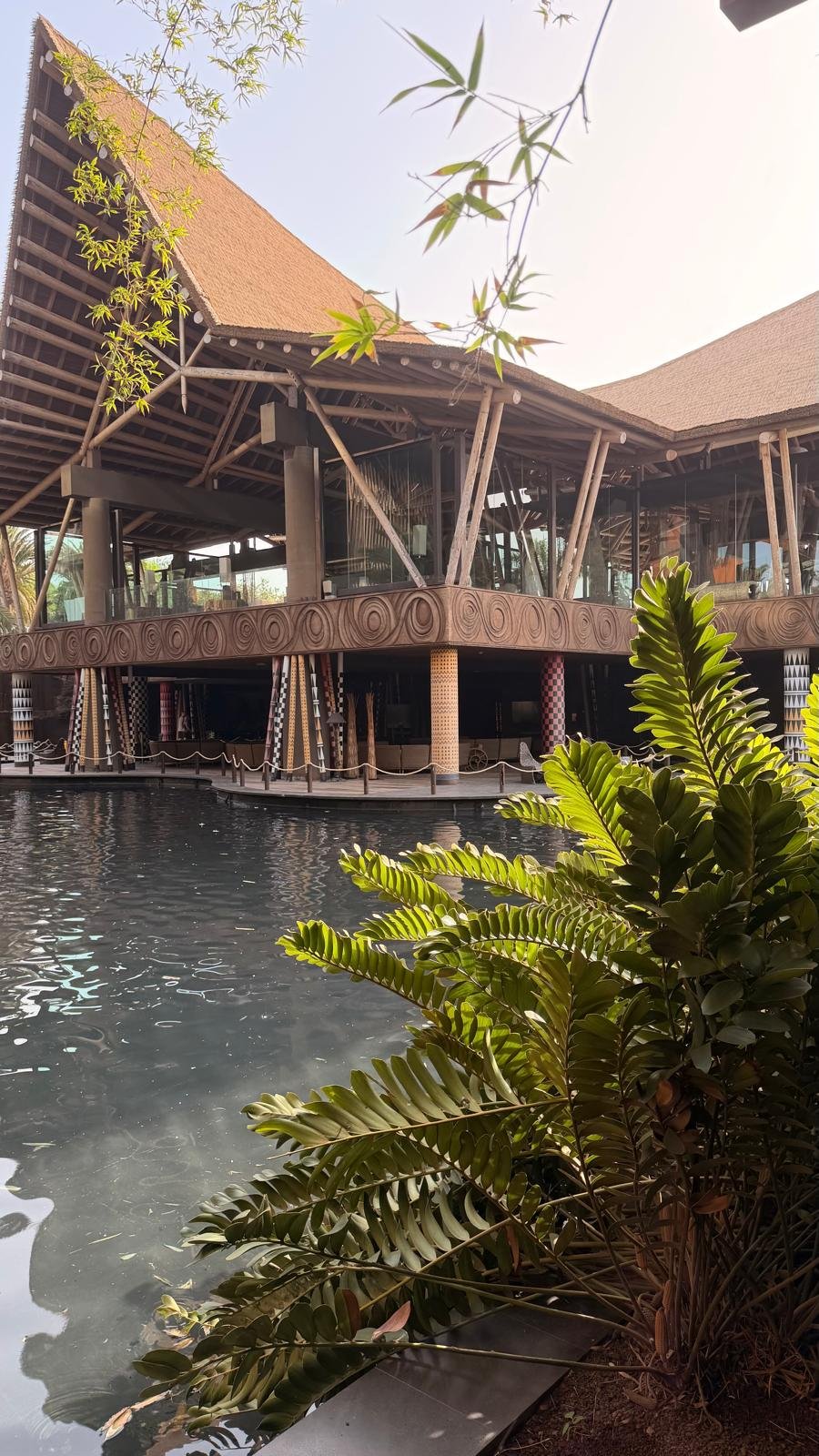 Resortanlage mit Pool und Palmen