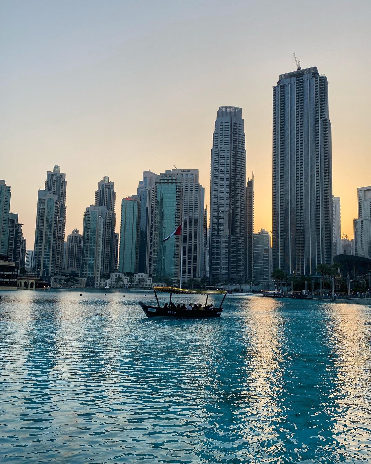Skyline von Dubai bei Sonnenuntergang